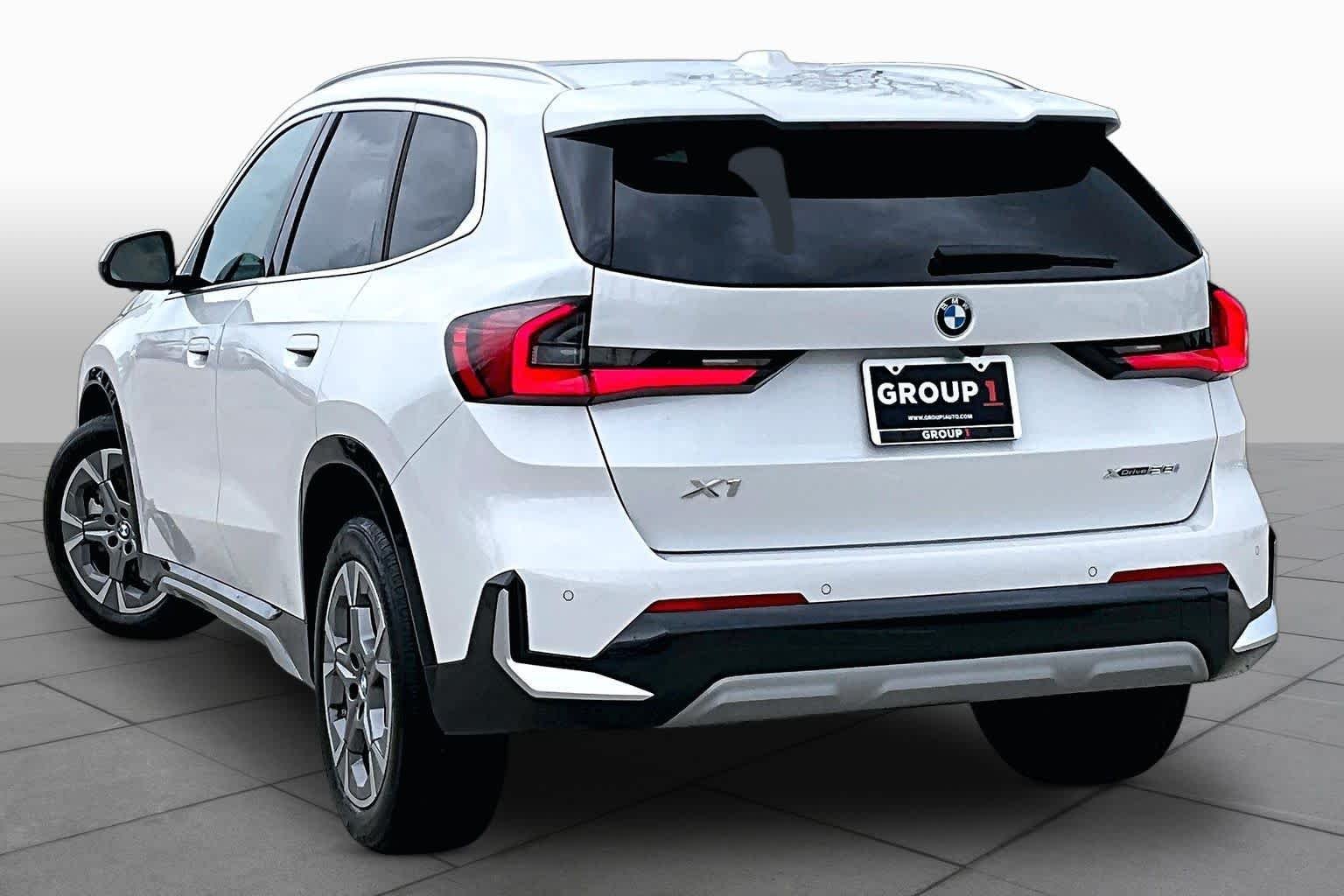 Used 2025 Mineral White Metallic BMW xDrive28i image 11