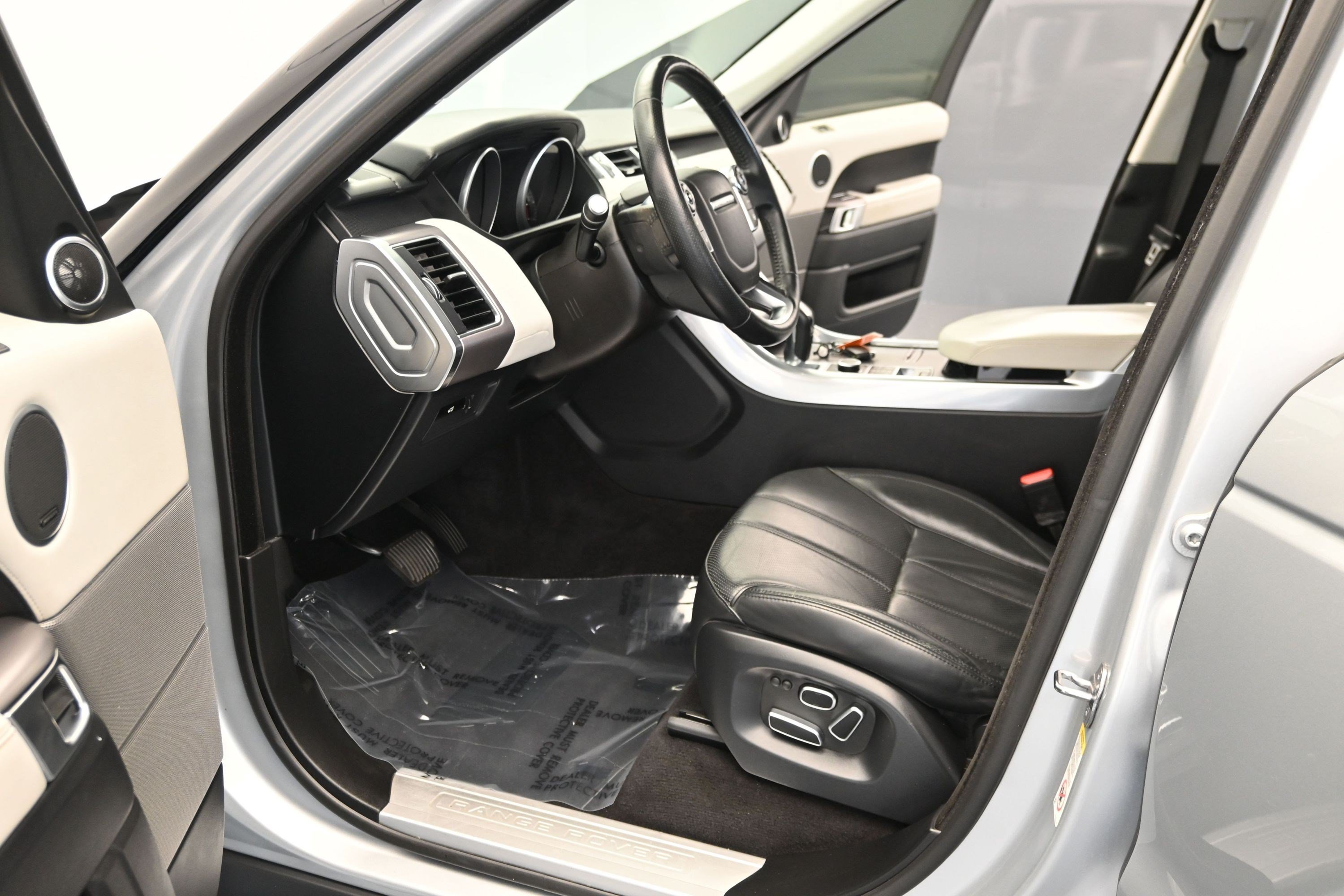 Used 2014 Causeway Gray Metallic Land Rover HSE image 11