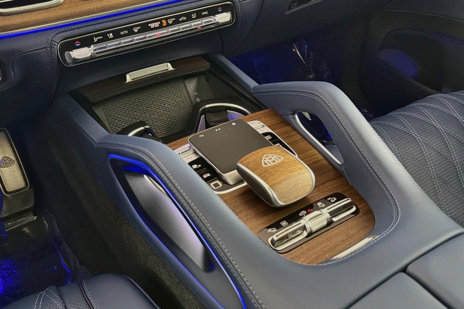 New 2026 MANUFAKTUR Cote d Azur Light Blue Metallic Mercedes-Benz Maybach GLS 600 4MATIC® SUV image 5