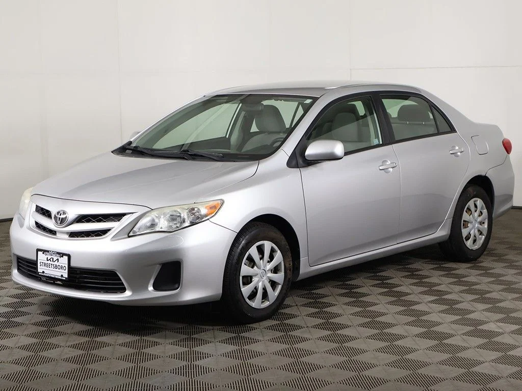 Used 2011 Silver Toyota LE image 3