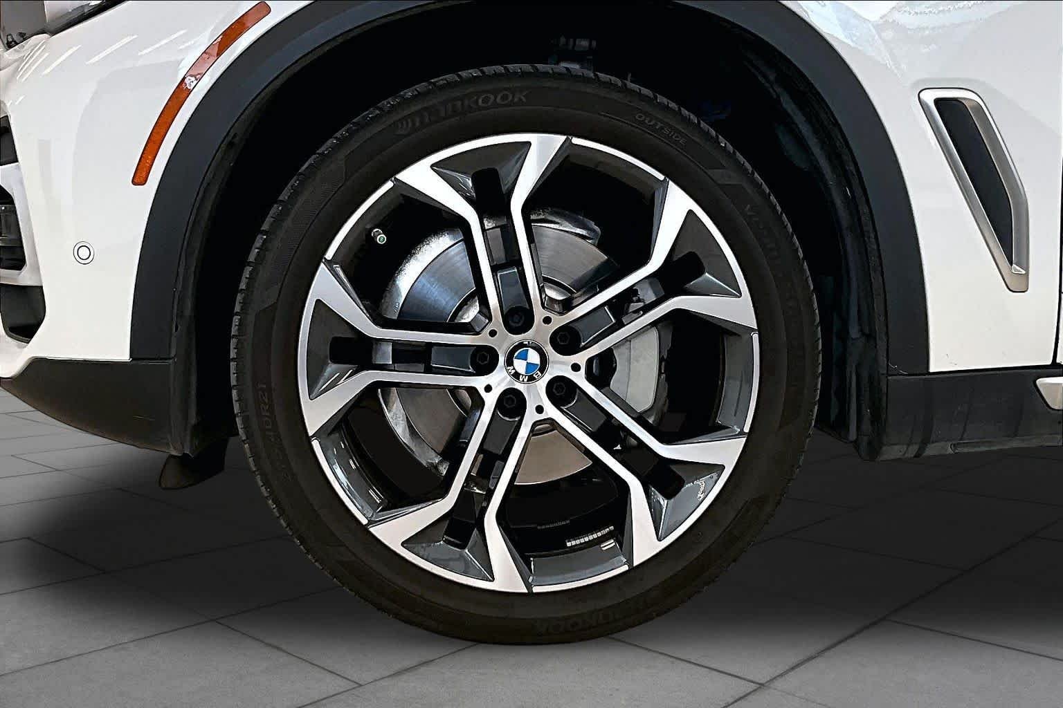 Used 2023 Alpine White BMW sDrive40i image 10