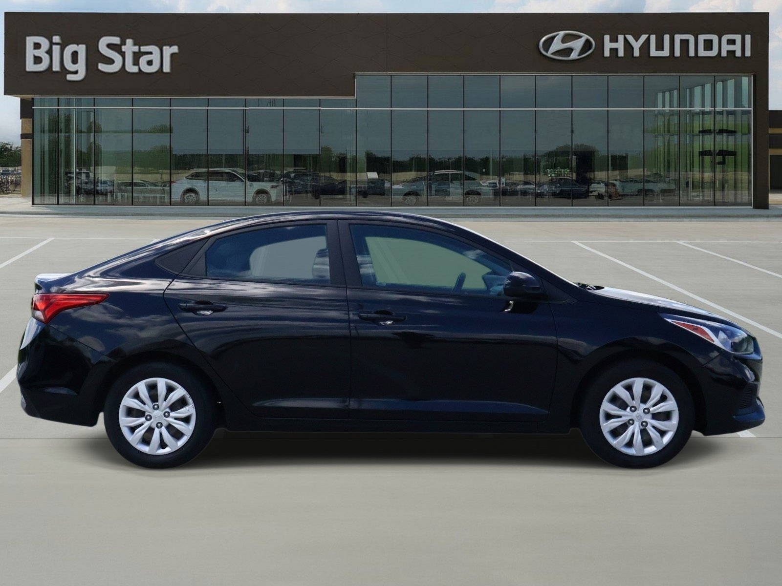 Used 2022 Absolute Black Hyundai SE image 5