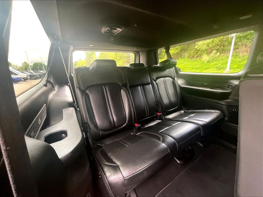 Used 2024 Gray Jeep Base image 17