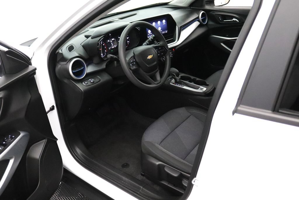 2025 Chevrolet Trax LS - Photo 18