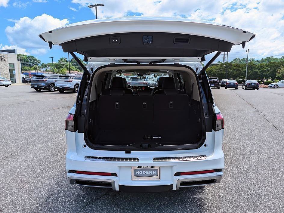 New 2026 Radiant White INFINITI LUXE image 24