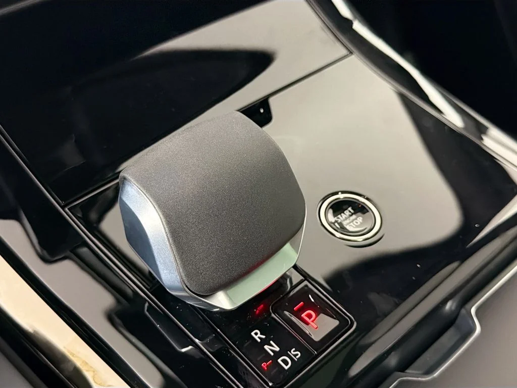 New 2026 Santorini Black Land Rover Dynamic SE image 17