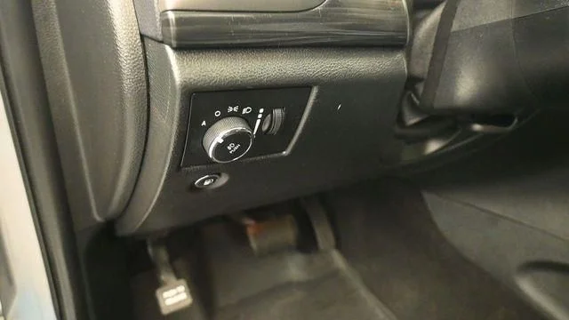 Used 2020 Silver Jeep Altitude image 14
