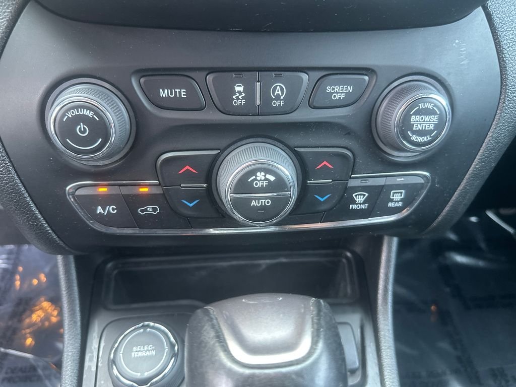 Used 2023 White Jeep Altitude image 12