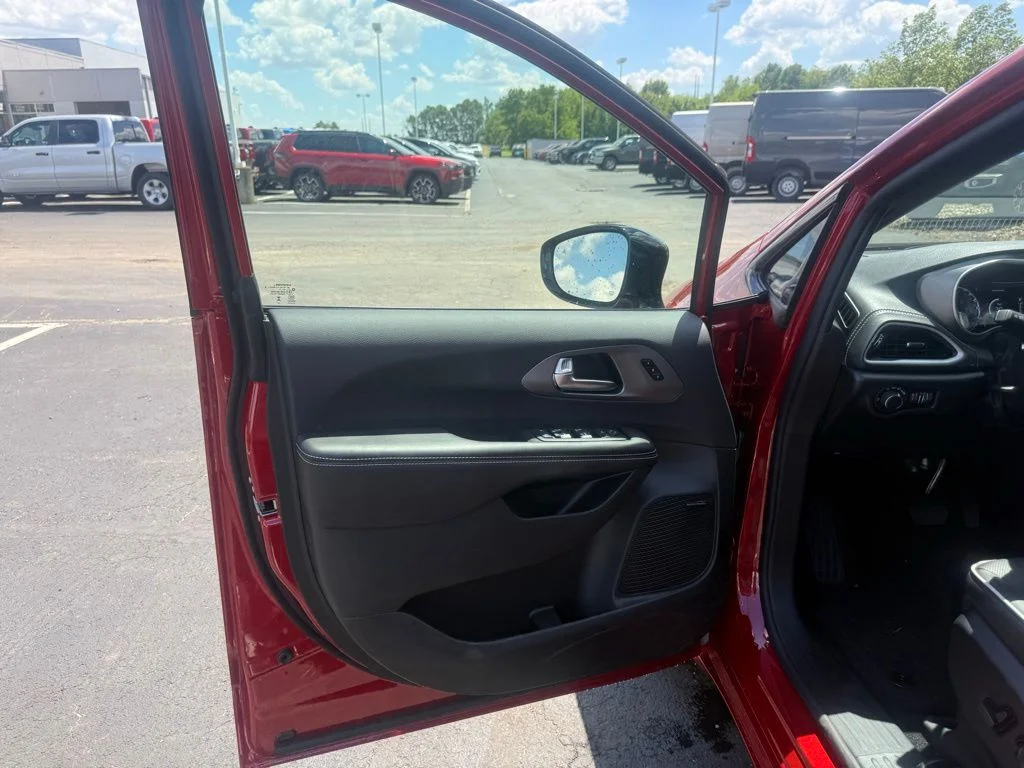 New 2027 Red Hot Pearl-Coat Exterior Paint Chrysler Limited image 11