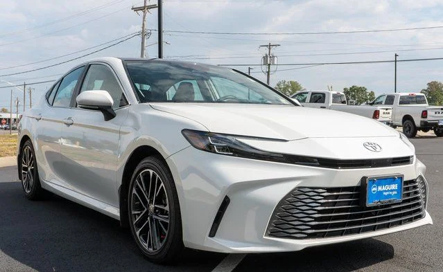 Used 2025 Pearl Toyota XLE image 4