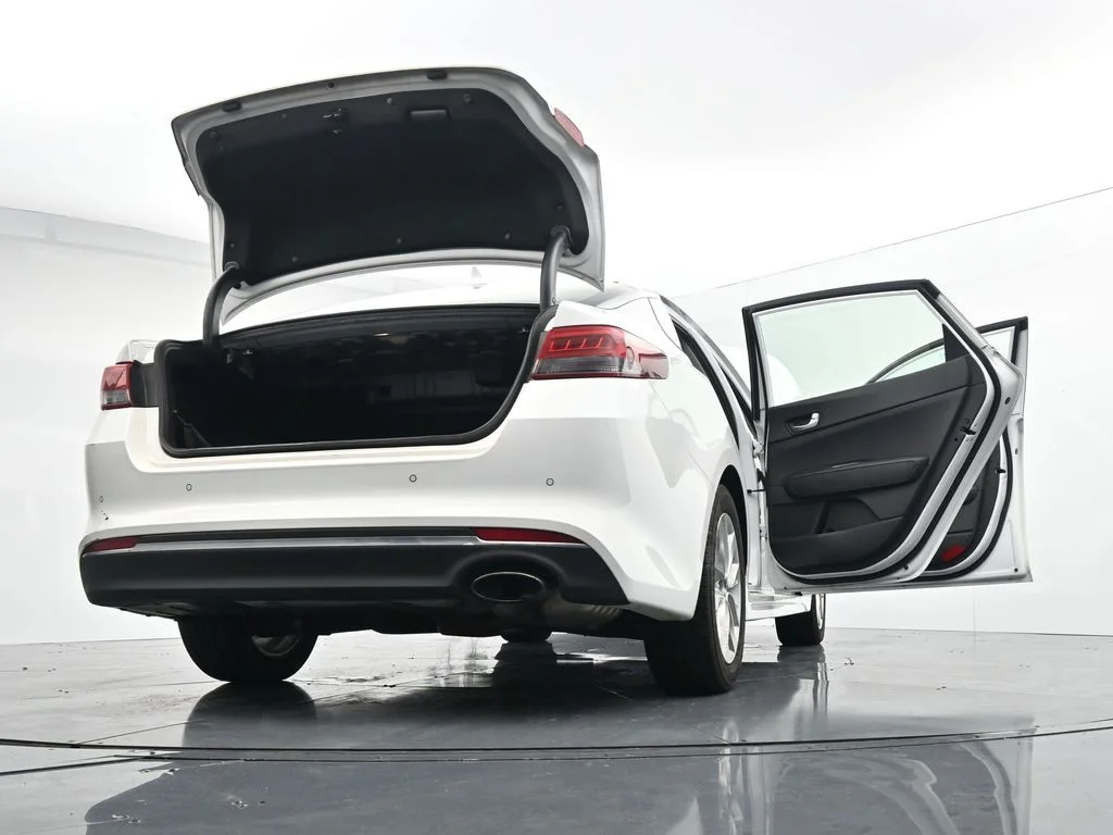 Used 2018 White Kia S image 40
