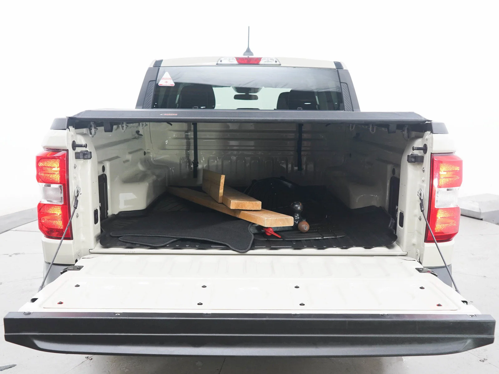 Used 2025 Beige Ford XL image 16