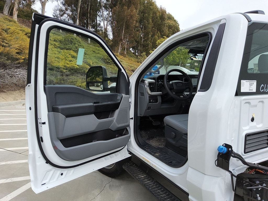 2025 Ford F-550 Super Duty Chassis Cab XL - Photo 6
