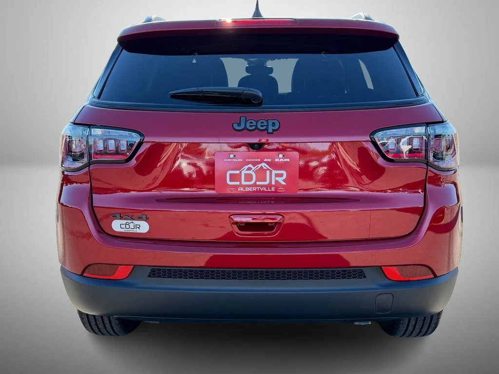 New 2026 Red Hot Pearl-Coat Exterior Paint Jeep Latitude image 7