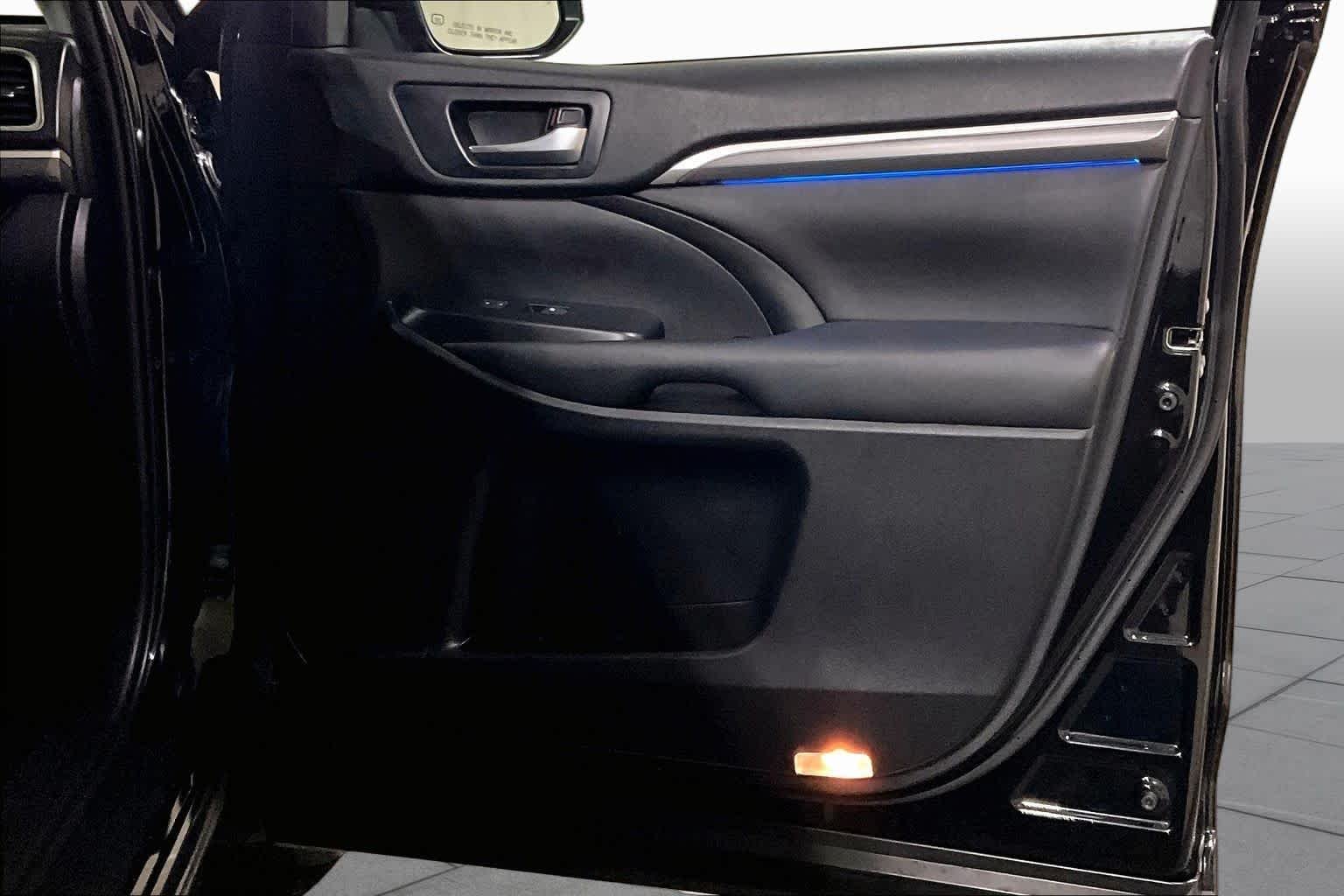 Used 2019 Midnight Black Metallic Toyota SE image 22