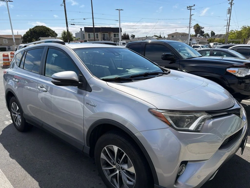 Used 2018 Silver Toyota XLE image 6