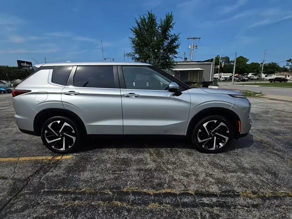 Used 2024 Silver Mitsubishi SE Black Edition w/Pano Roof image 3