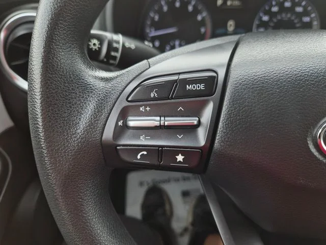 Used 2022 Red Hyundai SE image 18