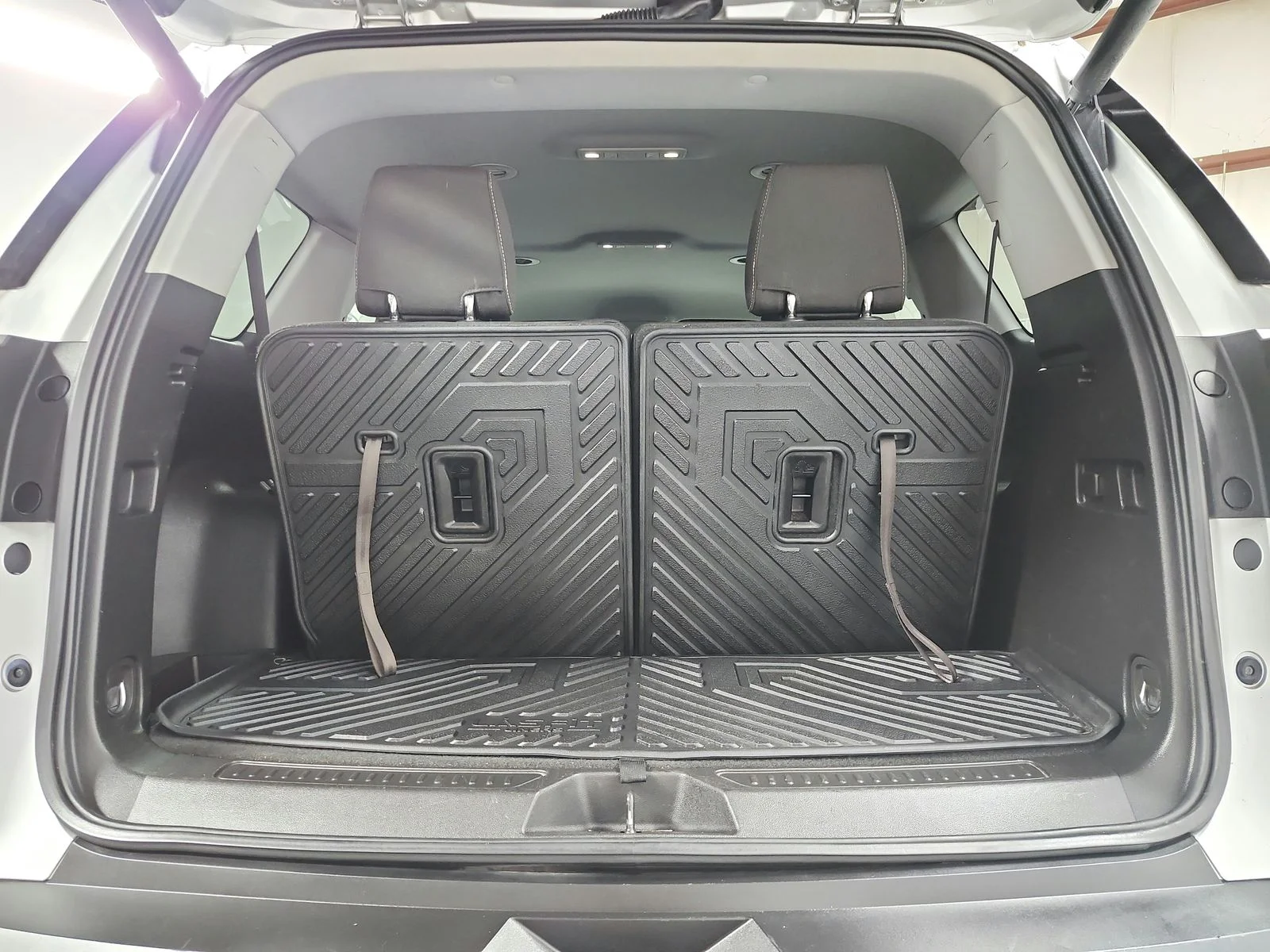 Used 2018 Silver GMC SLE-2 image 44