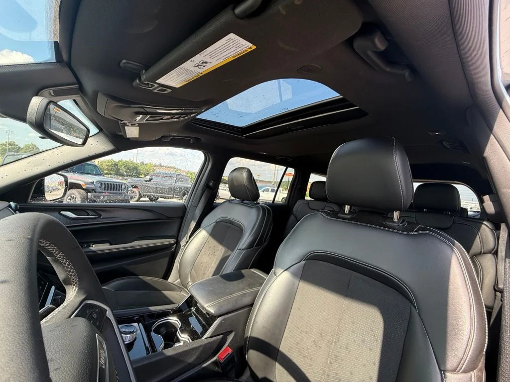 Used 2023 Silver Jeep Altitude image 18