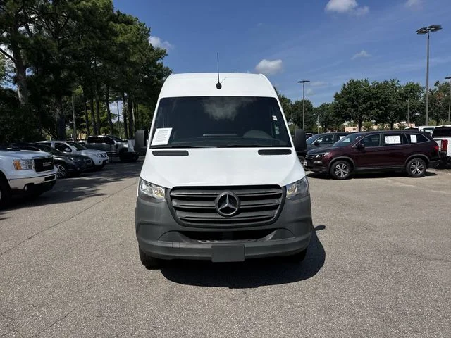 Used 2022  Mercedes-Benz Cargo 144 WB image 3