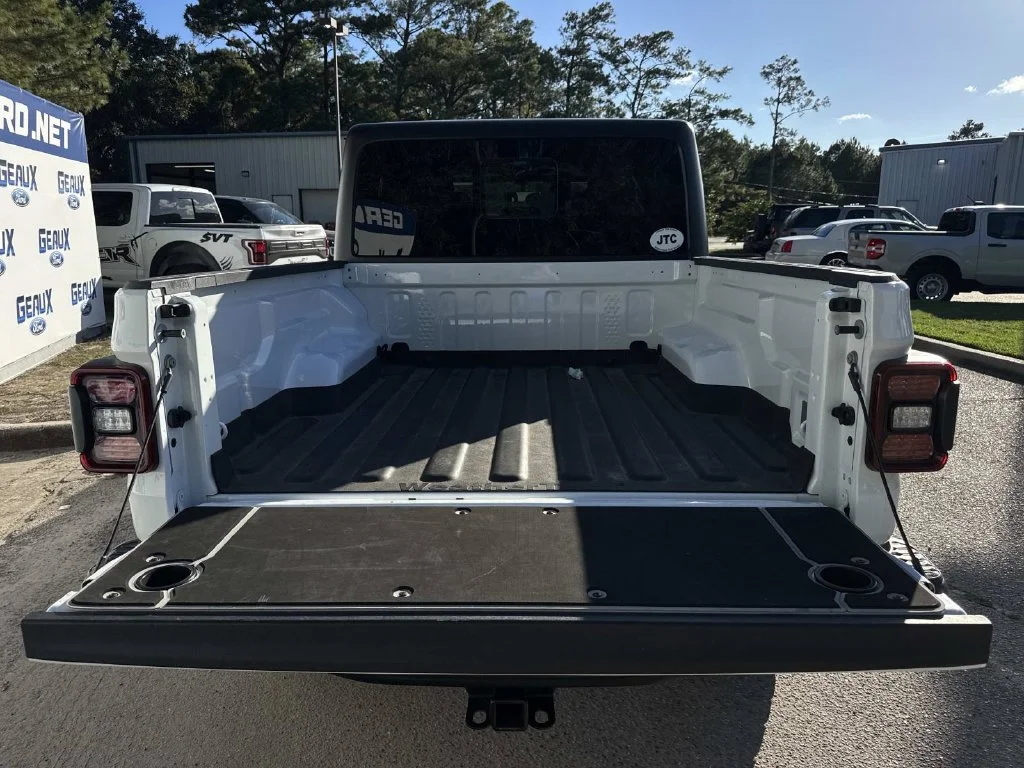Used 2023 White Jeep Rubicon image 16