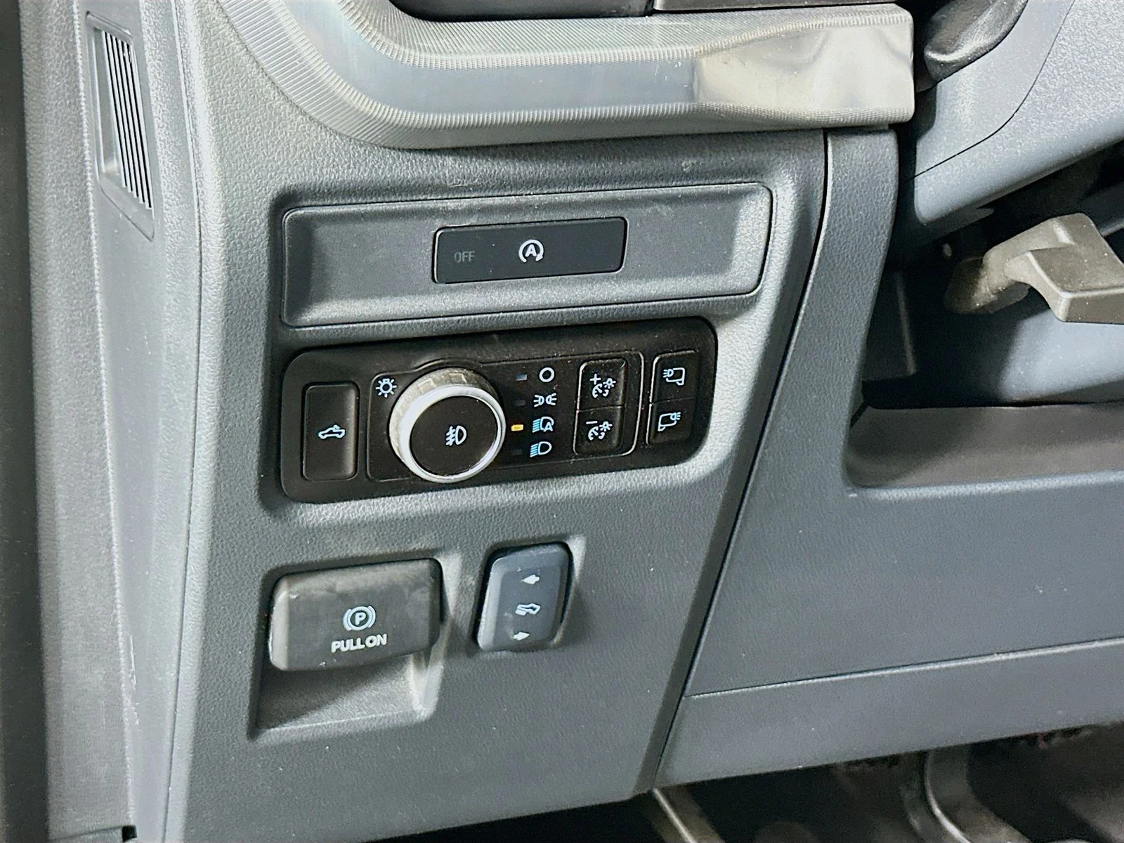Used 2025 Oxford White Ford Lariat image 10