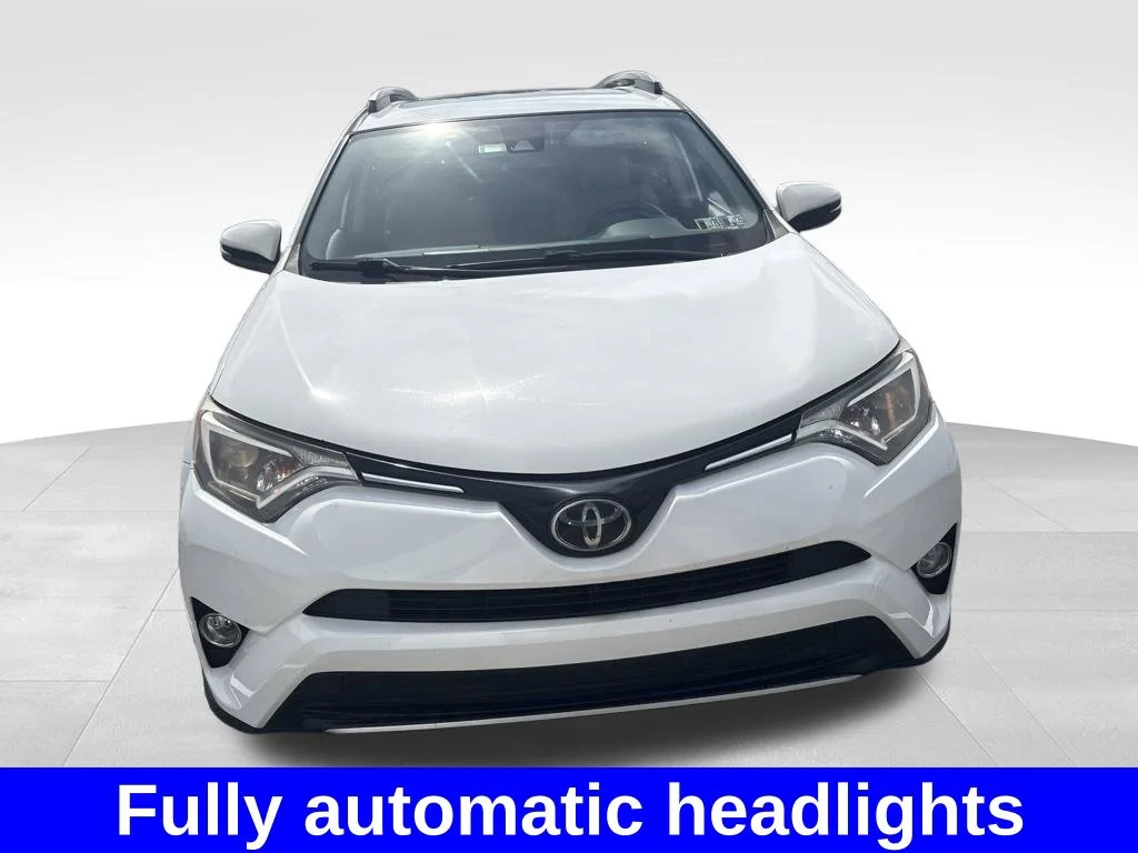 Used 2018 White Toyota XLE image 9