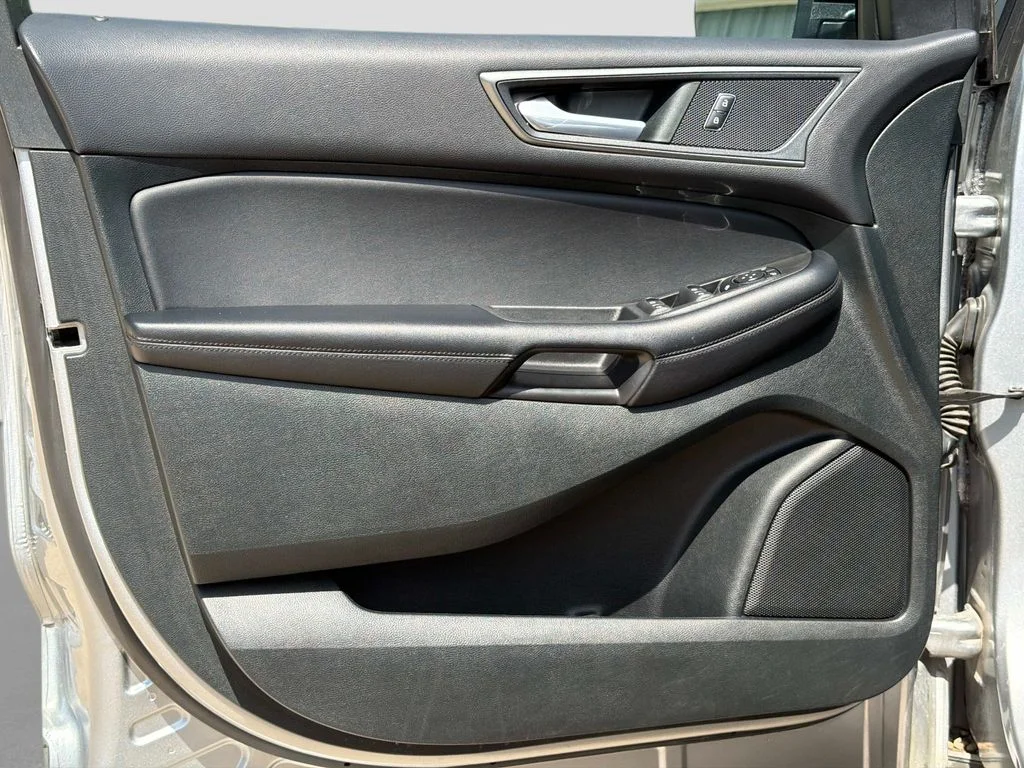 Used 2022 Silver Metallic Ford SE image 18