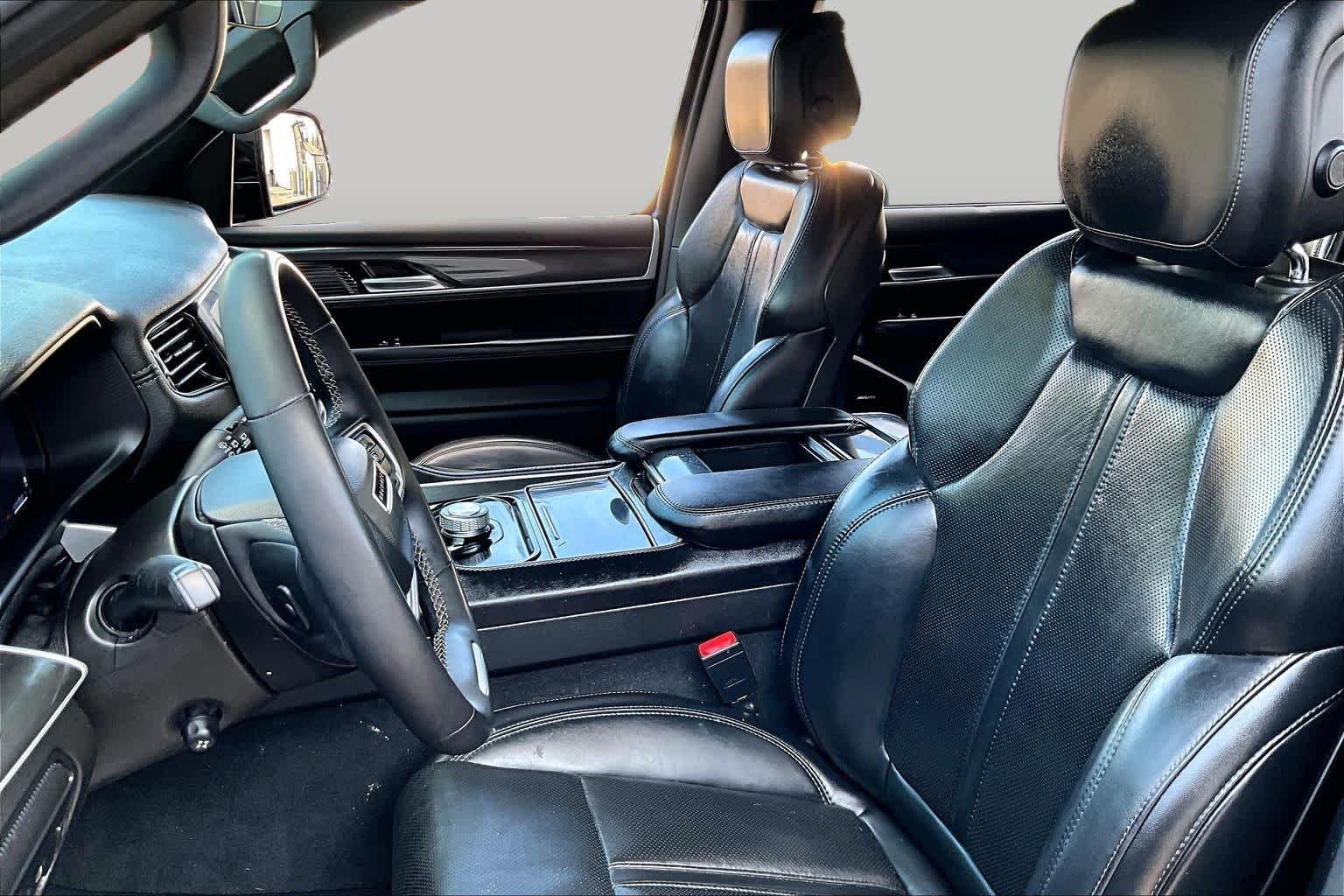 Used 2022 Diamond Black Crystal Pearlcoat Jeep Series I image 8