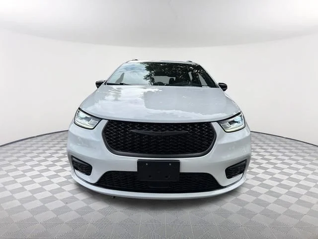 Used 2024 White Chrysler Limited image 2