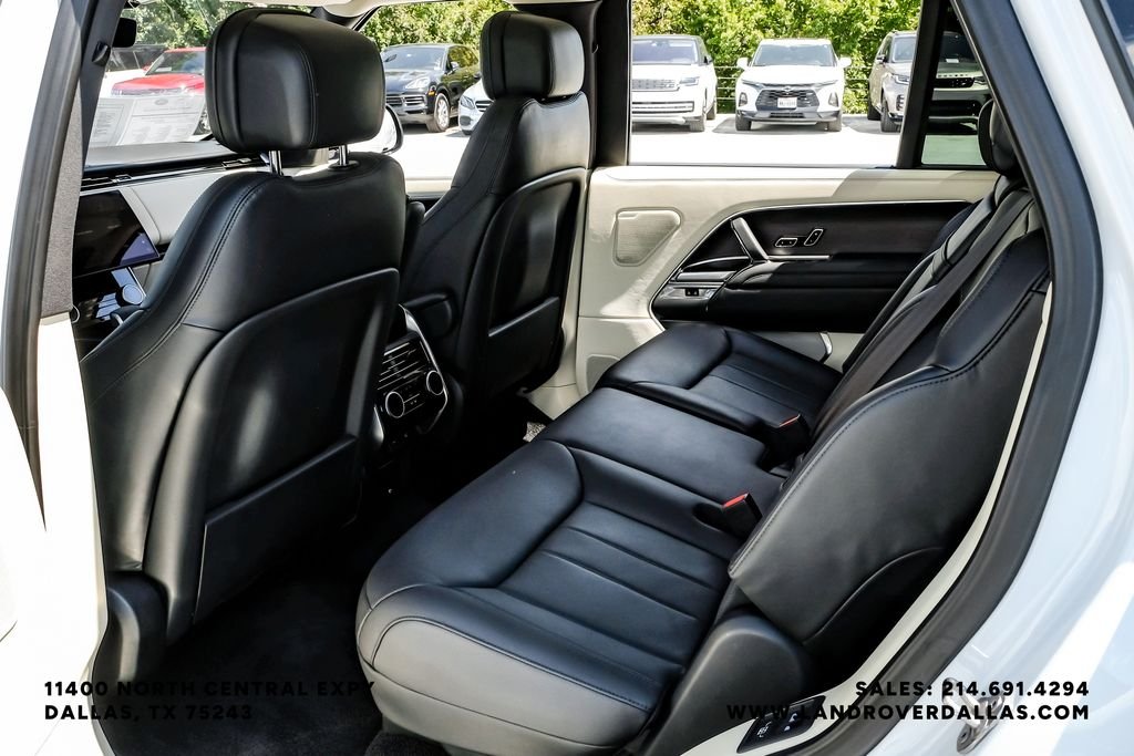 Used 2022 White Land Rover SE image 34