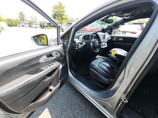 Used 2020 Silver Chrysler Touring L image 22
