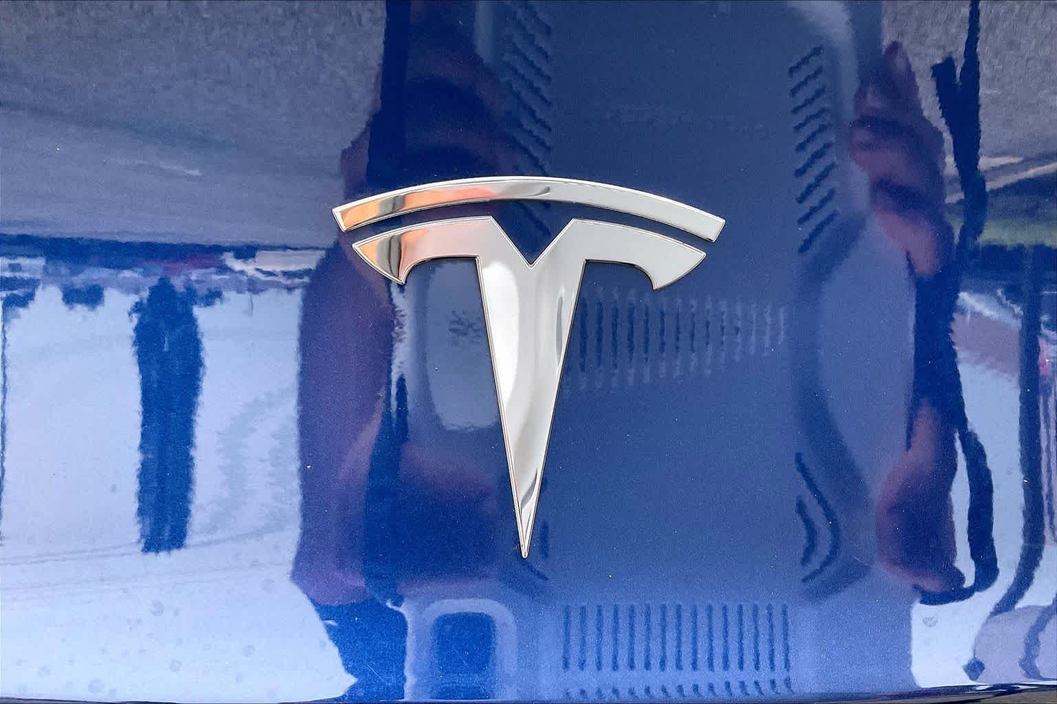 Used 2018 Deep Blue Metallic Tesla Long Range Battery image 28