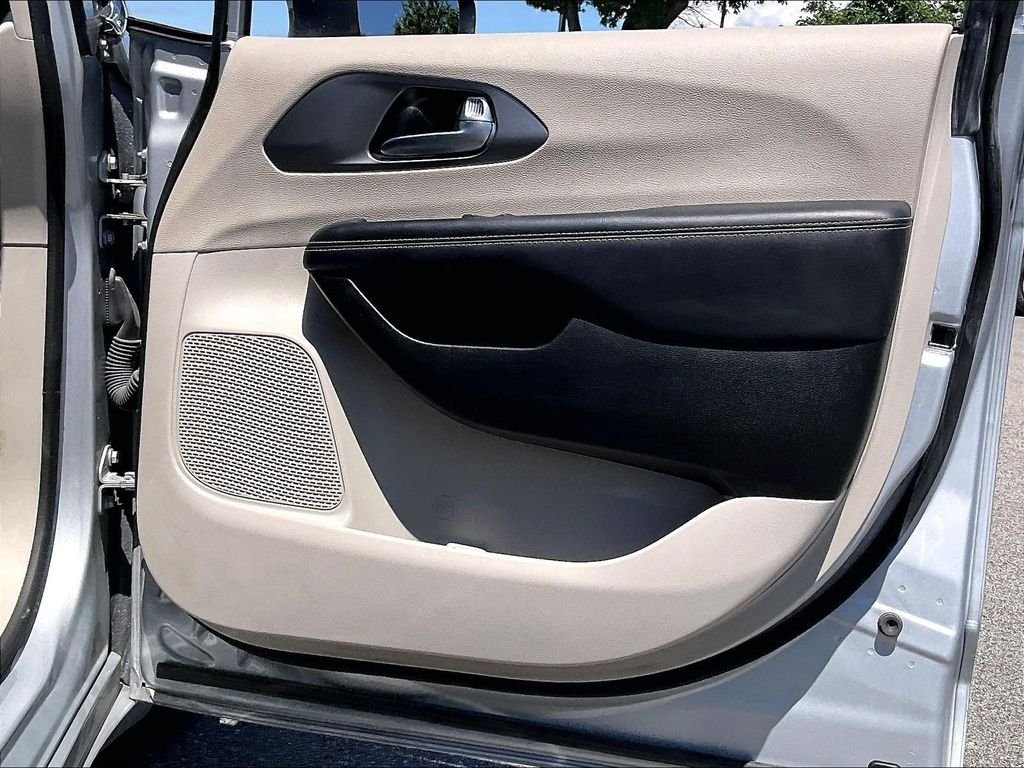 Used 2023 Silver Mist Clearcoat Chrysler Touring L image 11