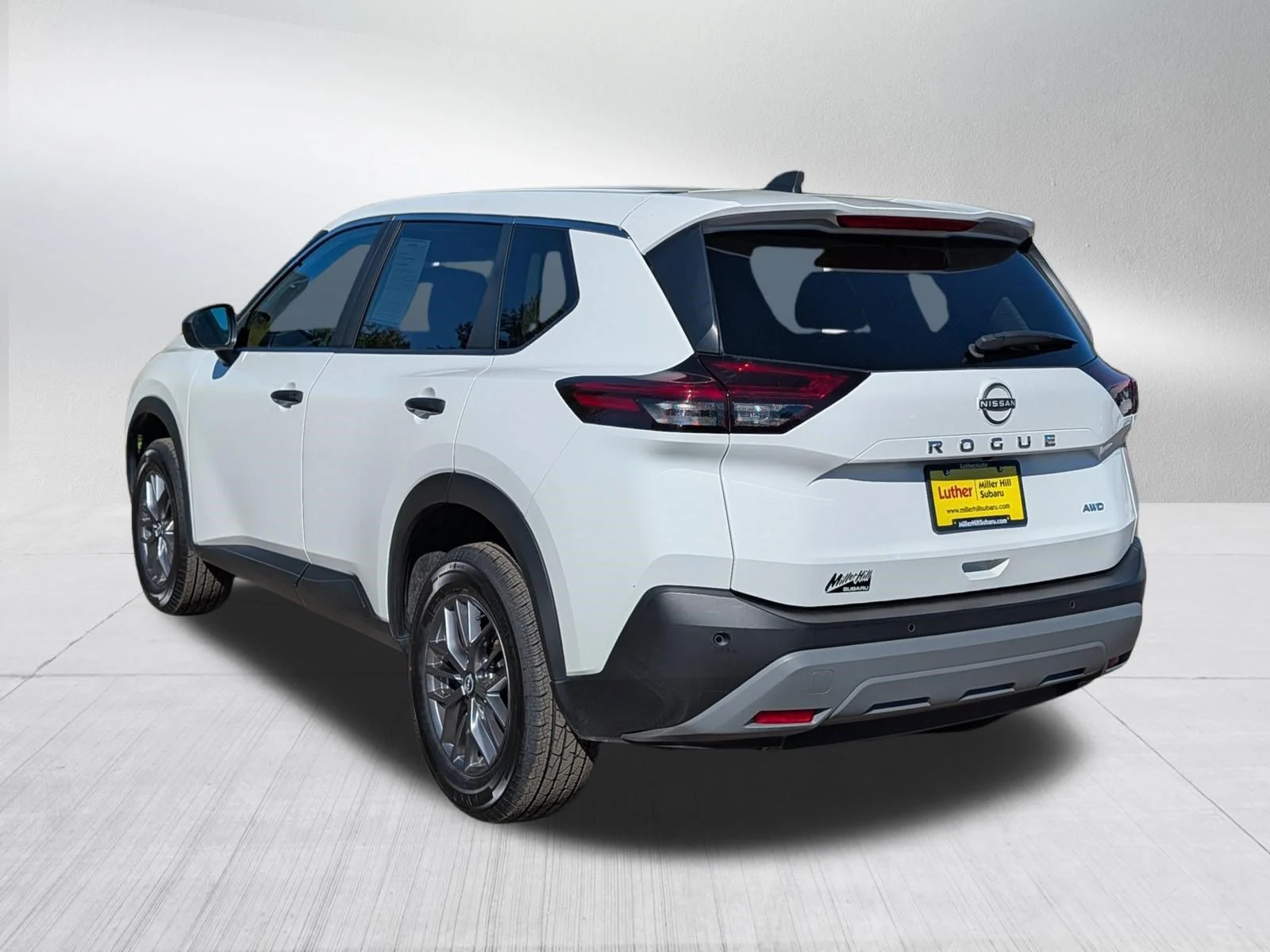 Used 2023 Glacier White Nissan S image 5