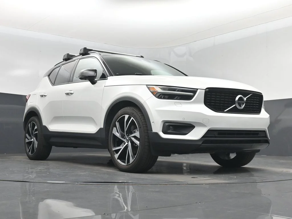Used 2022 White Volvo R-Design image 32