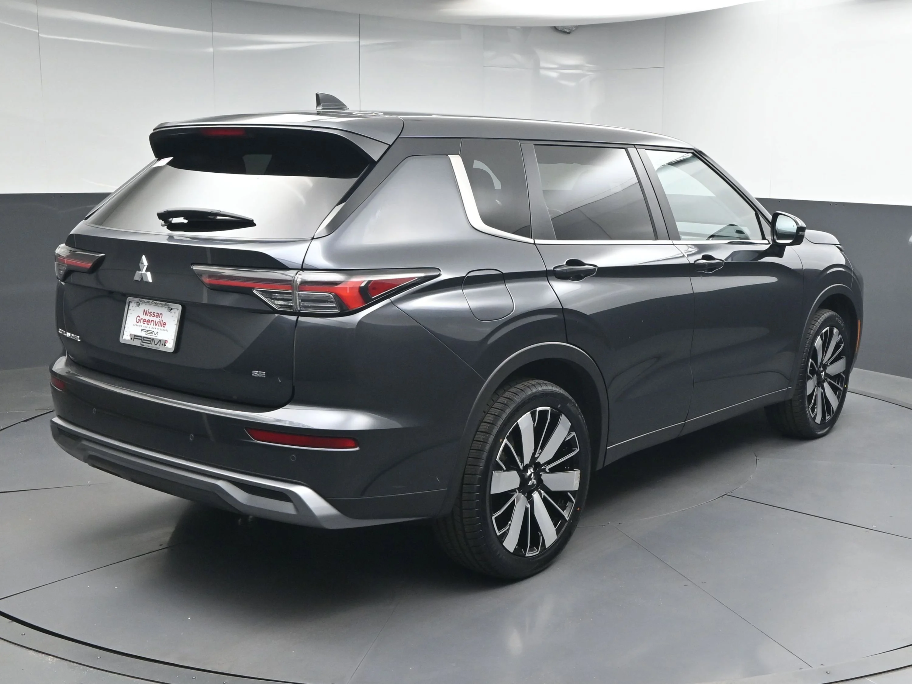 Used 2025  Mitsubishi  image 7