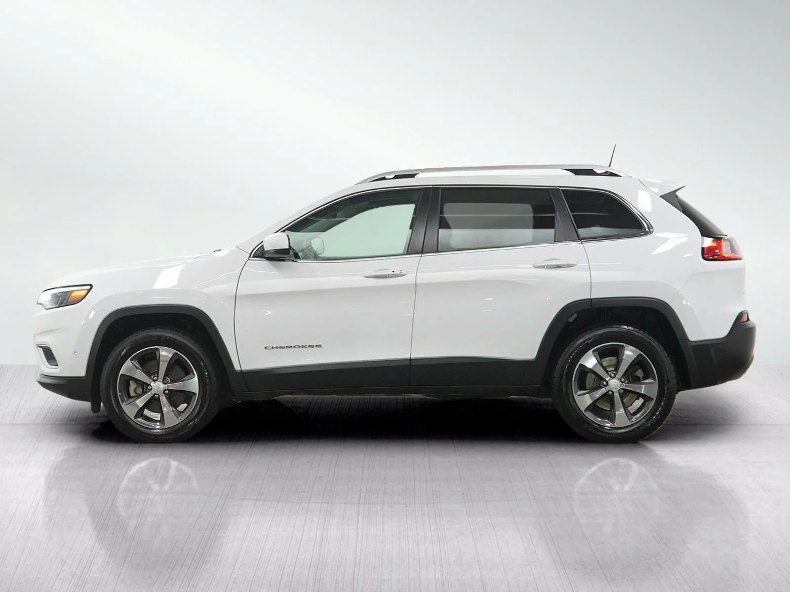 Used 2019  Jeep Limited image 2