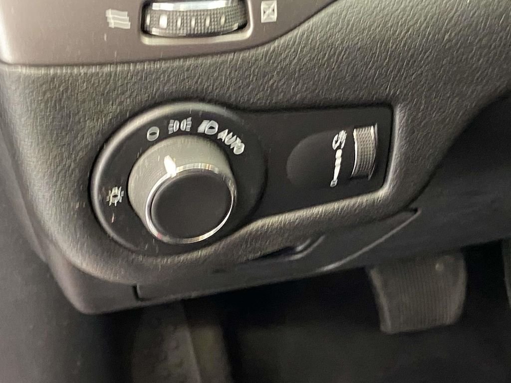 Used 2021 Red Jeep Latitude image 18