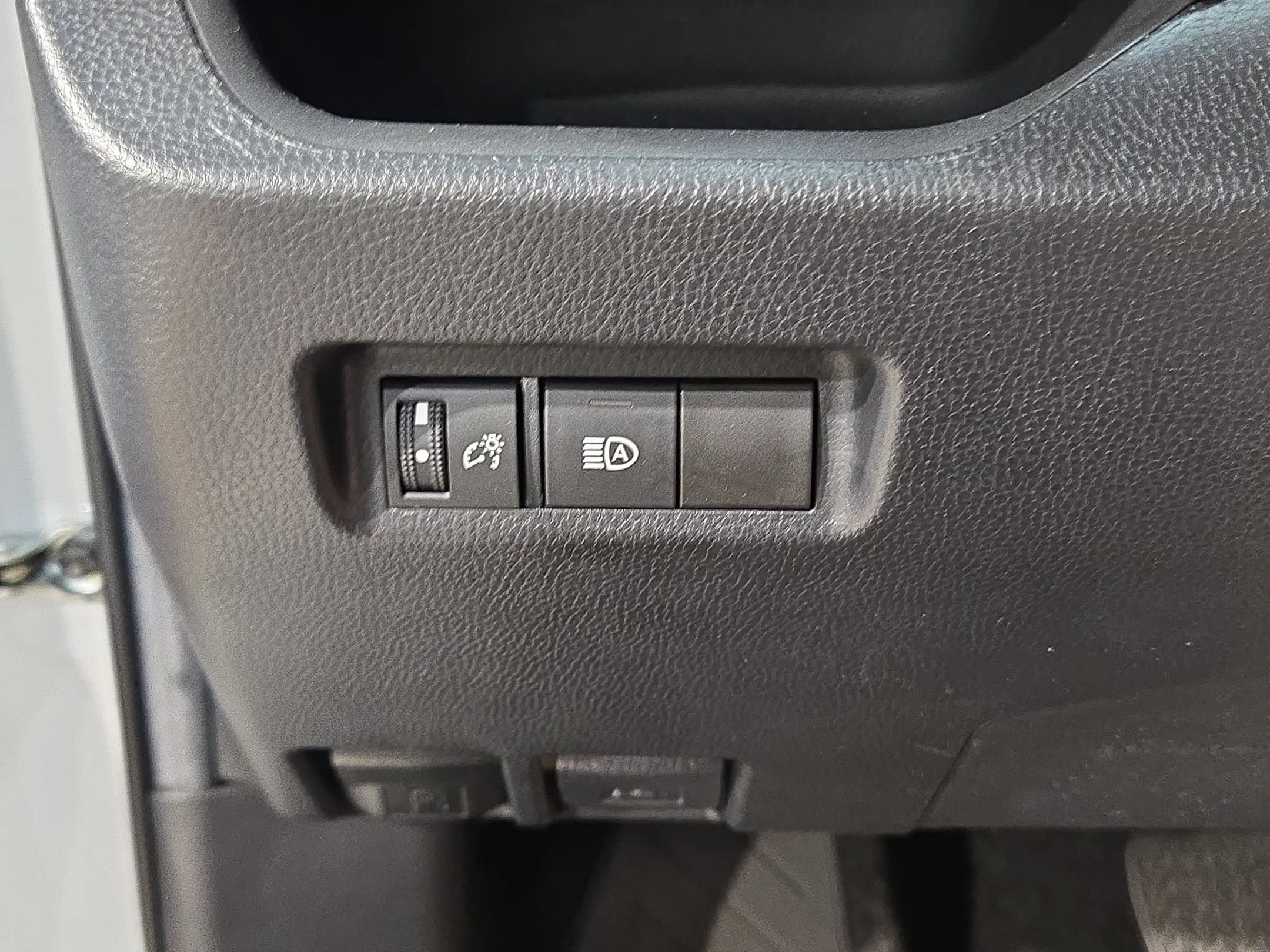 Used 2022 White Toyota LE image 24