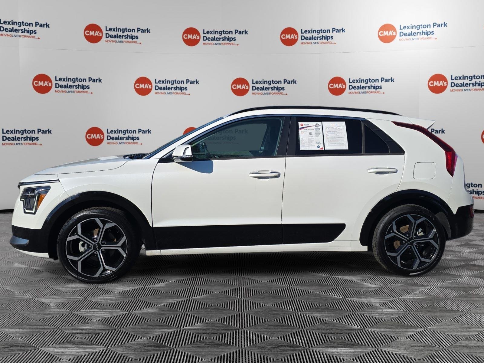 Used 2023 Snow White Pearl Kia SX Touring image 4