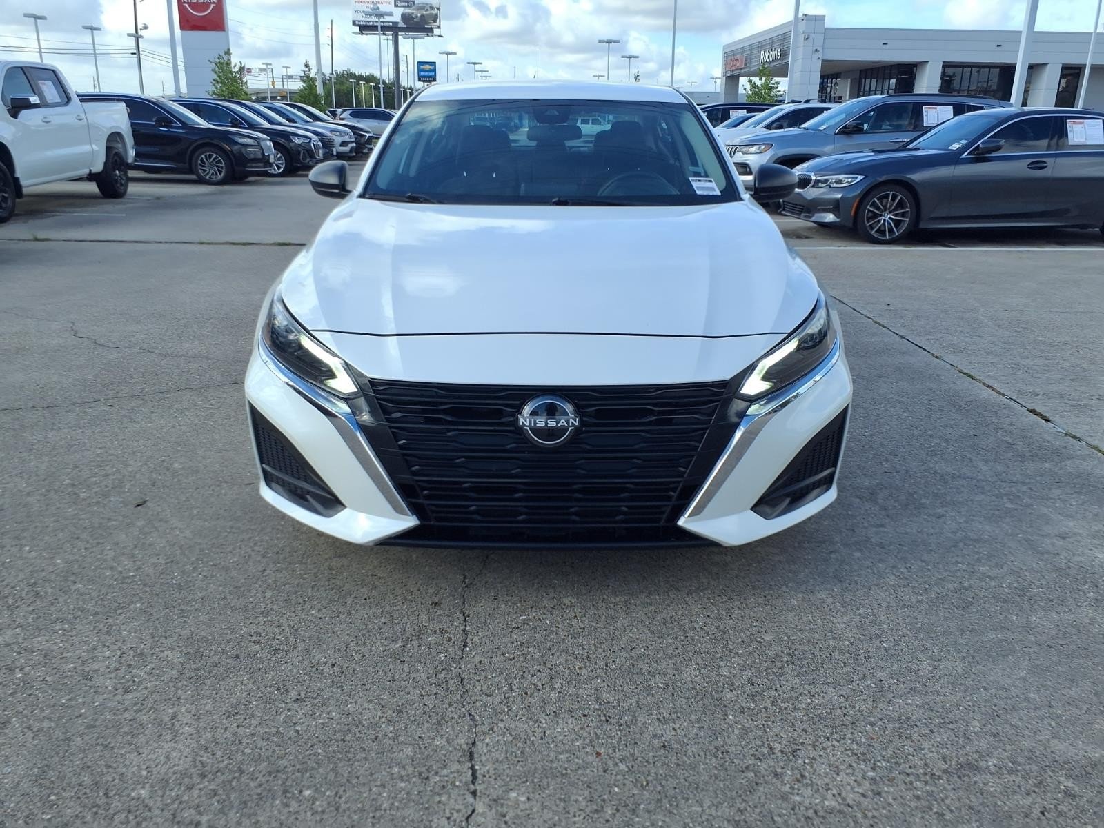 2024 Nissan Altima 2.5 SV White at Robbins Nissan