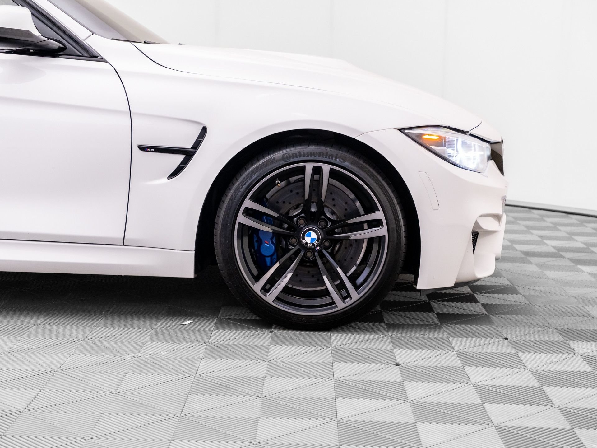 Used 2018 White BMW Base image 34