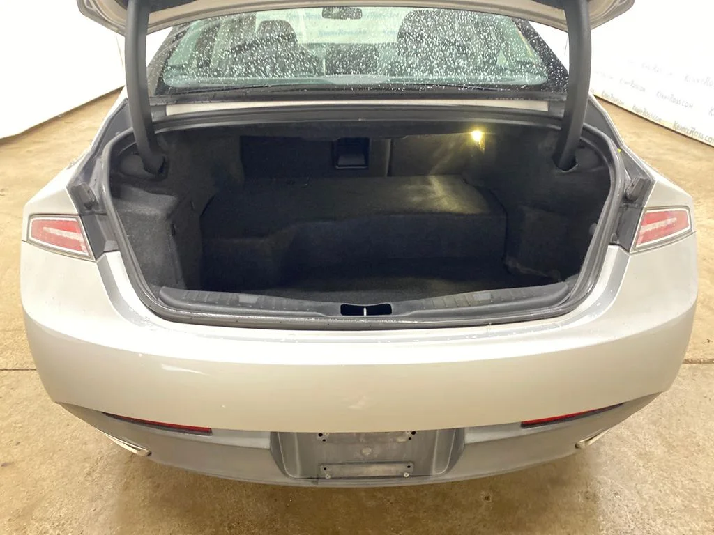 Used 2014 Silver Lincoln Base image 15