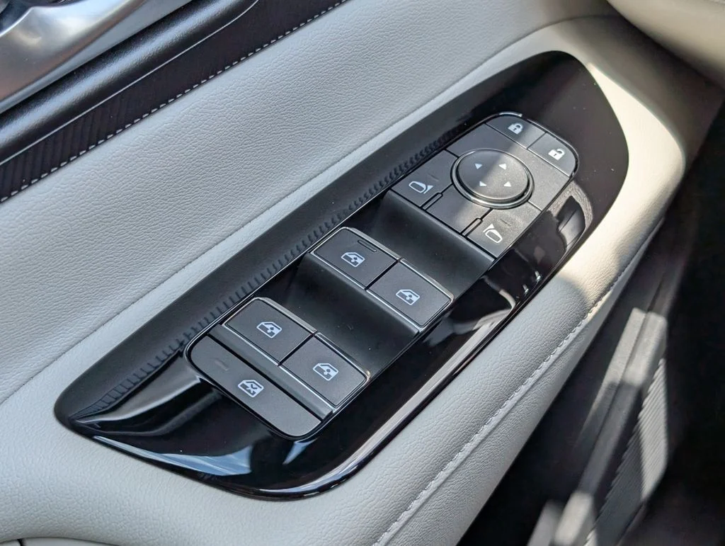 Used 2025 White Nissan SV image 21