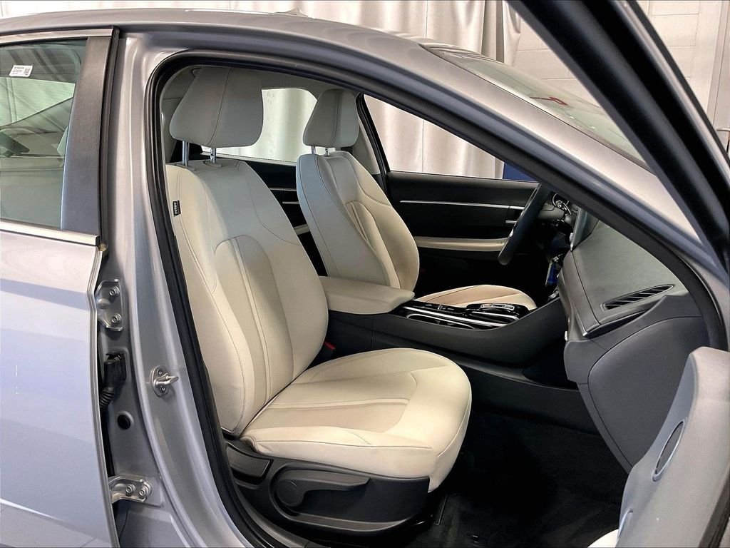 Used 2023 Silver Hyundai SE image 11