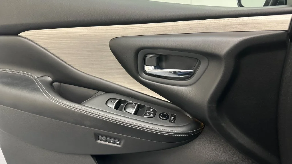 Used 2016 Gray Nissan SL image 16