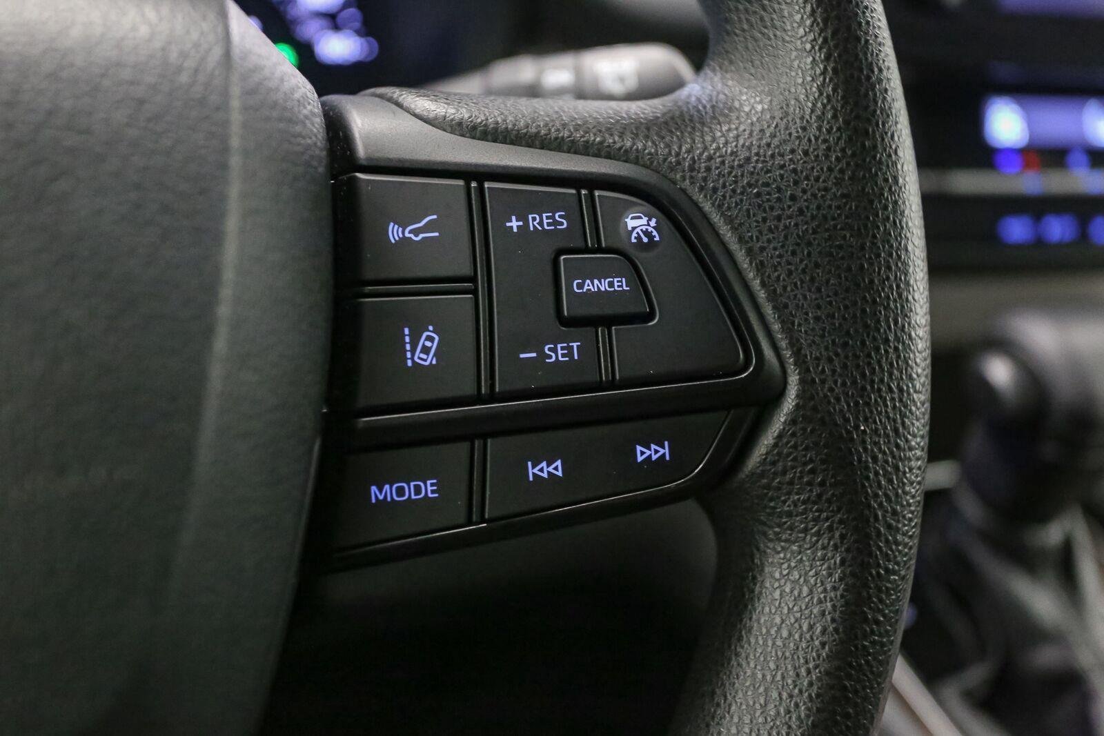 Used 2022 Midnight Black Metallic Toyota LE 8-Passenger image 31