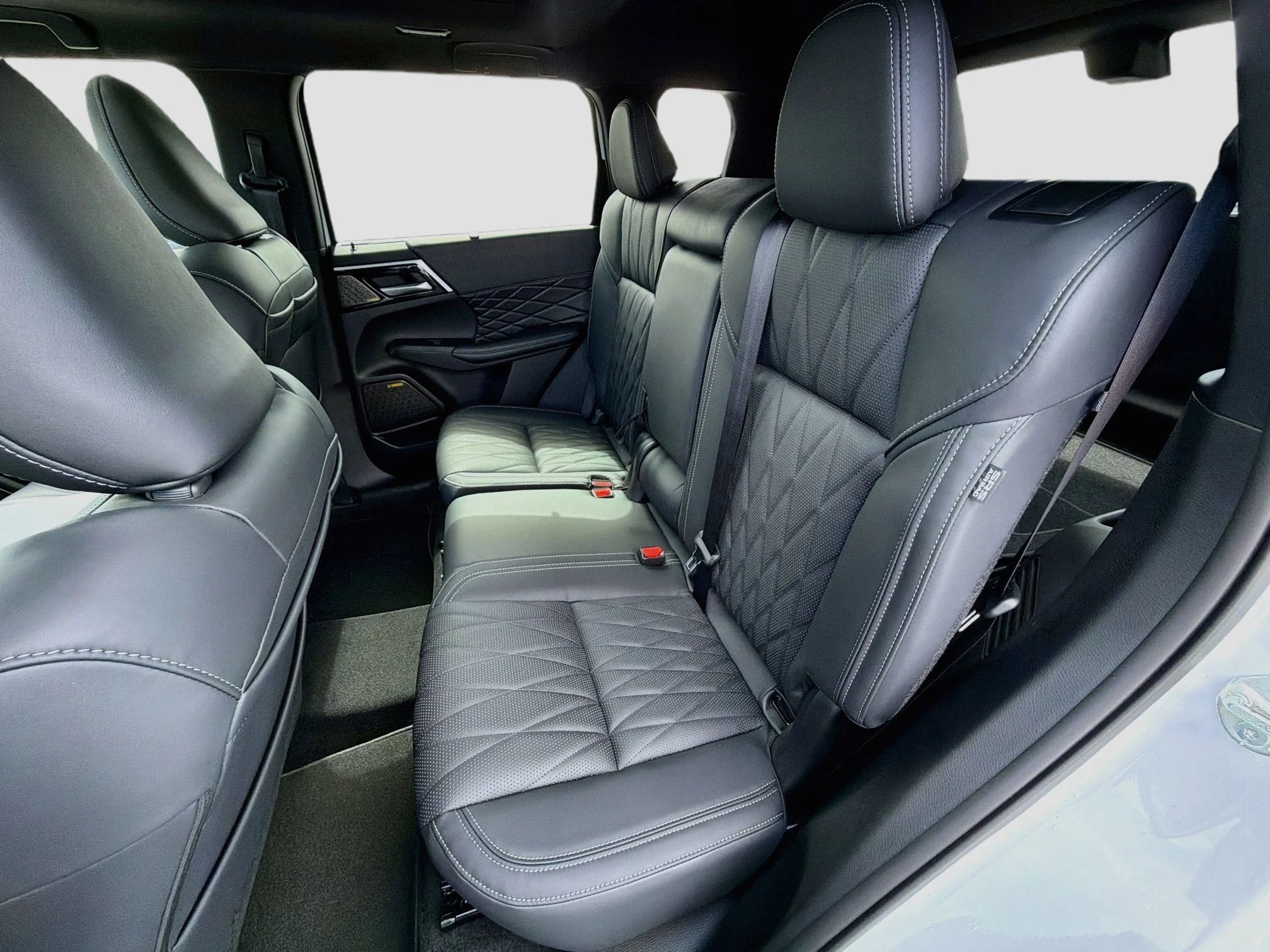 New 2026 White Diamond/Black Roof Mitsubishi BLACK EDITION 2WD image 25